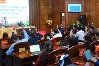 Đại biểu Hội đồng nhân dân tỉnh Điện Biên biểu quyết thông qua các nội dung tại kỳ họp thứ 22, được tổ chức ngày 14/11.