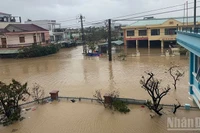 Mưa lớn kéo dài gây ngập sâu trên diện rộng tại nhiều tỉnh, thành phố miền trung. (Ảnh: ANH QUÂN)