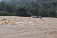 Quảng Trị: Xe container vượt ngầm tràn, tài xế bị lũ cuốn trôi mất tích 