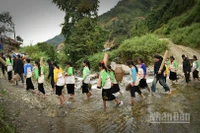 Đoàn rước dâu đi qua suối. (Ảnh: Vũ Linh) 