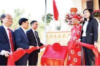 Lãnh đạo xã Tam Hưng thực hiện nghi lễ gắn biển công trình Nhà tưởng niệm Chủ tịch Hồ Chí Minh nhân kỷ niệm 79 năm Ngày Toàn quốc kháng chiến.