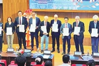 Trao Giấy chứng nhận của Ban tổ chức ghi nhận những đóng góp tích cực của các Giáo sư thuộc Hội Tim mạch Đức-Việt. (Ảnh CÔNG HẬU)