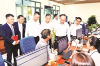 Lãnh đạo thành phố Hà Nội trao đổi với người dân đến làm thủ tục hành chính tại điểm Phục vụ hành chính công xã Phú Xuyên. (Ảnh LÊ HẢI)