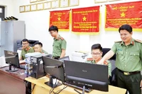 Cán bộ, chiến sĩ Phòng An ninh mạng và phòng, chống tội phạm sử dụng công nghệ cao Công an tỉnh Quảng Trị thực hiện các biện pháp nghiệp vụ trên không gian mạng.