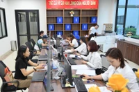 Cán bộ phường Đống Đa tiếp nhận hồ sơ hành chính từ người dân trong ngày đầu vận hành mô hình mới.
