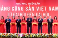 Tổng Bí thư Tô Lâm và các đồng chí lãnh đạo Đảng, Nhà nước cắt băng khai mạc Triển lãm “Đảng Cộng sản Việt Nam - Từ Đại hội đến Đại hội”. (Ảnh: ĐĂNG KHOA)
