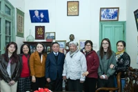 Thường trực Ban Bí thư Trần Cẩm Tú thăm hỏi, chúc Tết đồng chí Phạm Thế Duyệt và gia đình. (Ảnh: DUY LINH)