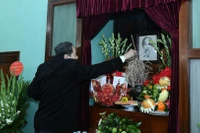 Chủ tịch Quốc hội Trần Thanh Mẫn dâng hương tưởng niệm Chủ tịch Hồ Chí Minh tại Nhà 67. (Ảnh: DUY LINH)