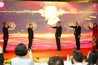 Các đại biểu nhấn nút khai mạc triển lãm.