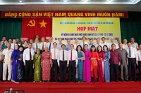 Các đồng chí lãnh đạo tỉnh Vĩnh Long đến dự, chụp ảnh kỷ niệm tại buổi lễ kỷ niệm 85 năm Ngày Khởi nghĩa Nam Kỳ.