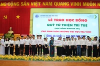 Các sinh viên Trường đại học Trà Vinh nhận học bổng tại buổi lễ họp mặt kỷ niệm 43 năm Ngày Nhà giáo Việt Nam.