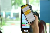 Một số ngân hàng đã triển khai số hóa thẻ NAPAS cho phép chạm thanh toán vé xe buýt.