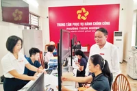 Cán bộ Trung tâm Phục vụ hành chính công phường Thiên Hương hướng dẫn người dân thực hiện thủ tục hành chính.