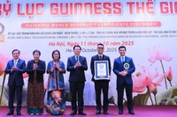 Họa sĩ Chu Nhật Quang đón nhận Kỷ lục Guinness thế giới tác phẩm “Bác Hồ đọc Tuyên ngôn Độc lập”.