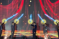 Các đại biểu nhấn nút khai mạc Hội chợ Công Thương vùng Đồng bằng sông Hồng-Hải Phòng 2025.