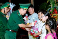 Đại tá Phạm Lê Xuân Bình, Chỉ huy trưởng Bộ đội Biên phòng thành phố Cần Thơ tặng quà trung thu cho các em học sinh ở khu vực biên giới biển xã Trần Đề.