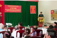 Quang cảnh buổi tuyên truyền cho ngư dân khu vực biên giới biển xã Cù Lao Dung.