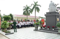 Các em học sinh tham quan Tượng đài “Bác Hồ với chiến sĩ Biên phòng” tại Đồn Biên phòng Vĩnh Hải.