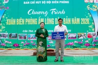 Đồng chí Hồ Thị Cẩm Đào, Phó Bí thư Thành ủy, Chủ tịch Ủy ban Mặt trận Tổ quốc thành phố Cần Thơ trao bảng tượng trưng tặng 10 căn nhà "Đại đoàn kết" cho các hộ gia đình có hoàn cảnh khó khăn.