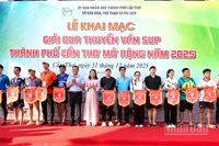 Ban Tổ chức tặng cờ lưu niệm cho các vận động viên tham gia thi đấu.