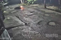 Hình ảnh ghi nhận cho thấy người tham gia giao thông trên tuyến đường này bị té ngã…