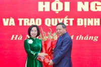 Đồng chí Nguyễn Văn Phong, Phó Bí thư Thường trực Thành ủy Hà Nội chúc mừng đồng chí Bùi Huyền Mai.