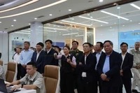 Đồng chí Nguyễn Duy Ngọc nghe giới thiệu về nhà máy điện rác Sóc Sơn.