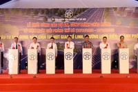 Các đại biểu thực hiện nghi thức khởi công hầm chui tại nút giao Cổ Linh.