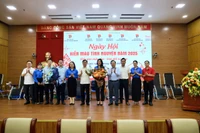 Lãnh đạo Ban Chính sách, chiến lược Trung ương tặng hoa động viên Chương trình "Ngày hội hiến máu tình nguyện năm 2025".