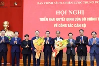 Đồng chí Nguyễn Thanh Nghị và tập thể lãnh đạo Ban Chính sách, chiến lược Trung ương tặng hoa chúc mừng các đồng chí tân Phó Trưởng ban.