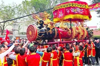 Lễ rước pháo tại hội Đồng Kỵ, phường Đồng Nguyên, tỉnh Bắc Ninh.