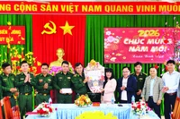 Lãnh đạo Ủy ban nhân dân tỉnh Đắk Lắk trao quà Tết tặng Đồn Biên phòng Tuy Hòa.