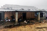 Mưa dông gây hư hỏng khoảng 480 mái nhà dân ở tỉnh Tuyên Quang.