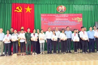 Trao quà Tết cho các em là con nuôi Đồn Biên phòng tỉnh Vĩnh Long.