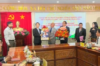 Đoàn đại biểu Kampong Speu trao quà chúc mừng Tết cổ truyền.