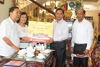 Đoàn lãnh đạo tỉnh Vĩnh Long thăm và chúc Tết gia đình nguyên Bí thư Tỉnh ủy Vĩnh Long Trương Văn Sáu. 