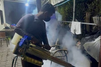 Sở Y tế Phnom Penh phát động chiến dịch phun thuốc diệt trừ muỗi. (Ảnh minh họa: Thời báo Khmer).