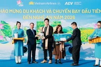 Ban Tổ chức đã tặng quà lưu niệm và vé máy bay khứ hồi miễn cước trên chặng bay nội địa của Vietnam Airlines.