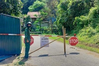 Đồn Biên phòng Nhôn Mai đã lập các chốt chặn lâm thời tại các điểm sạt lở trên Quốc lộ 16.