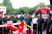 Thủ trưởng Bộ Tư lệnh Quân khu 4 tham quan trưng bày sáng kiến cải tiến kỹ thuật. (Ảnh: Báo Quân khu 4)