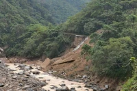 Mưa lũ gây sạt lở nghiêm trọng các tuyến giao thông ở miền Tây Nghệ An.