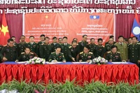 Các trưởng đoàn ký biên bản ghi nhớ.