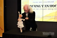 Nghệ sĩ Dương Văn Học trình diễn tiết mục Rối độc diễn "Cái chết của thiên nga".