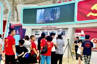 Khách tham quan xếp hàng đến với Triển lãm thành tựu đất nước 80 năm.