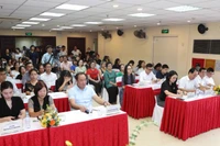 Các hộ gia đình, các doanh nghiệp nhỏ trên địa bàn Hoàn Kiếm lắng nghe những giải đáp, hướng dẫn từ cơ quan chức năng trong thực hiện chuyển đổi số.