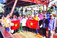 Ban Chỉ huy Biên phòng cửa khẩu cảng Bà Rịa-Vũng Tàu, Bộ đội Biên phòng Thành phố Hồ Chí Minh phối hợp với Cảnh sát Biển tuyên truyền chống khai thác IUU và tặng cờ Tổ quốc cho ngư dân phường Phước Thắng, Thành phố Hồ Chí Minh.