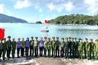 Cán bộ, đoàn viên, thanh niên các đơn vị tham gia chương trình hành quân về nguồn địa chỉ đỏ di tích "Tàu không số Vũng Rô".