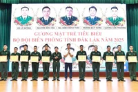 Lãnh đạo Ban Chỉ huy Bộ đội Biên phòng tỉnh Đắk Lắk và lãnh đạo Tỉnh đoàn Đắk Lắk trao tặng danh hiệu cho 10 “Gương mặt trẻ tiêu biểu”.