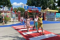 Học sinh Trường tiểu học Vạn Phúc (Hà Nội) tự tin đi trên đoạn đường dành riêng cho người đi bộ khu vực trước cổng trường.