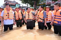 Thủ tướng Chính phủ Phạm Minh Chính thị sát, thăm hỏi, động viên bà con, chỉ đạo công tác khắc phục hậu quả mưa lũ sau bão. (Ảnh: TRẦN HẢI)